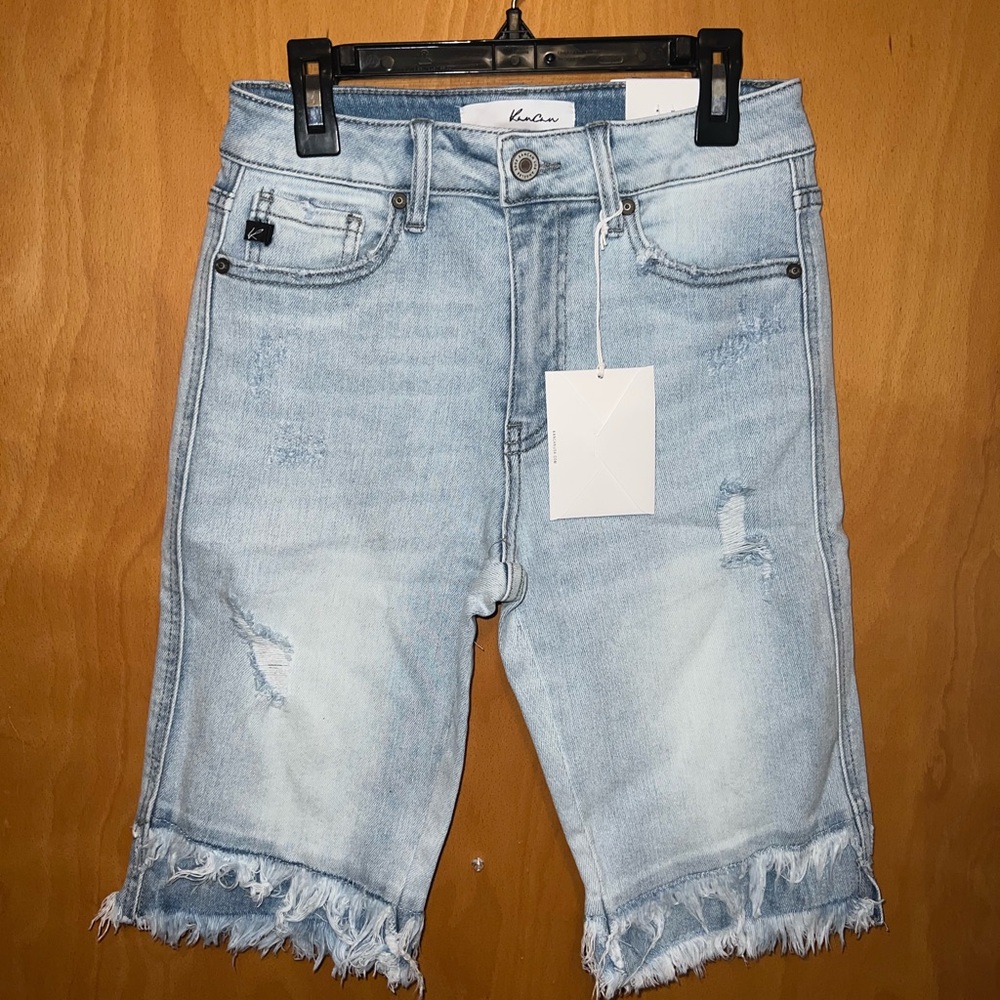 NWT frayed light denim Kancan shorts sz 5/26